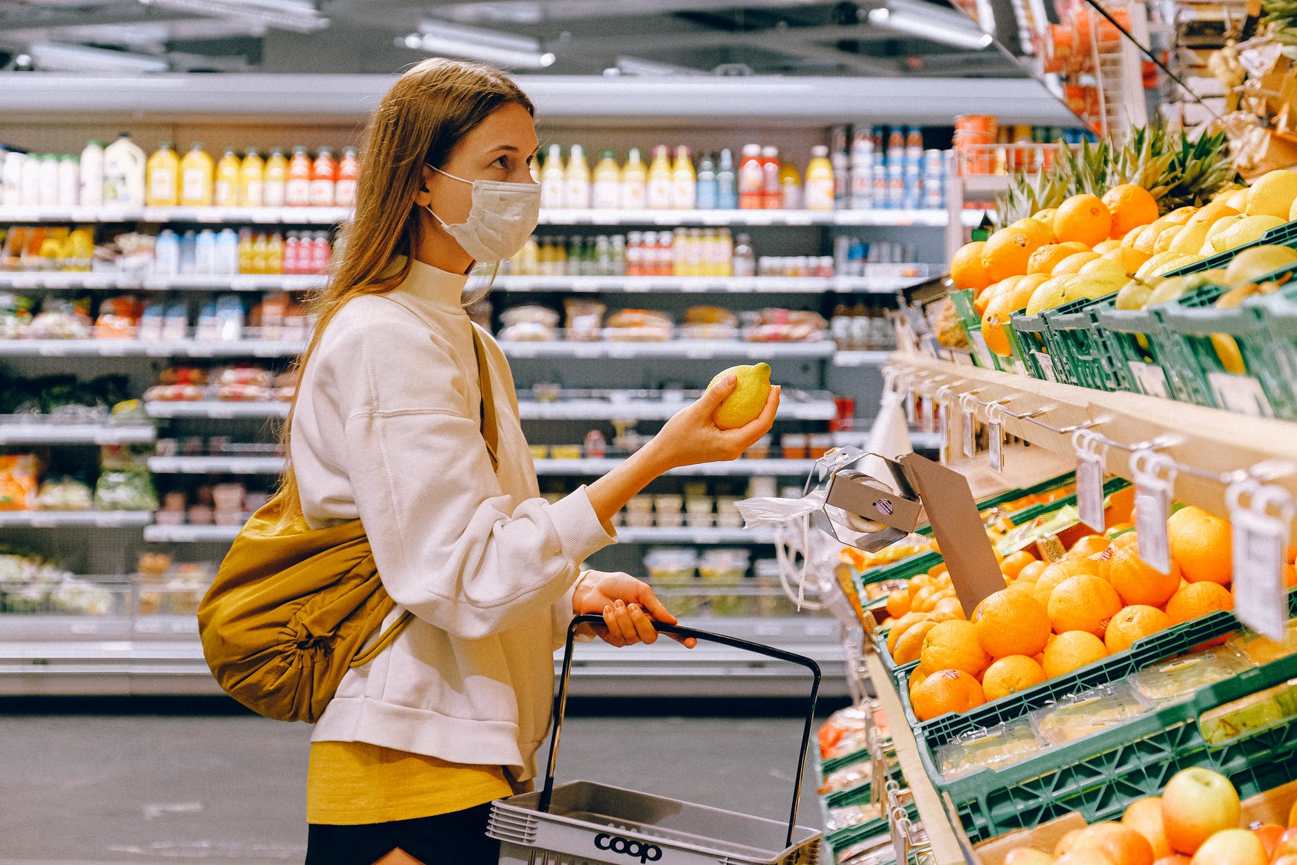 Introducción a la estadística para la ciencia de los datos - Mujer comprando en un supermercado